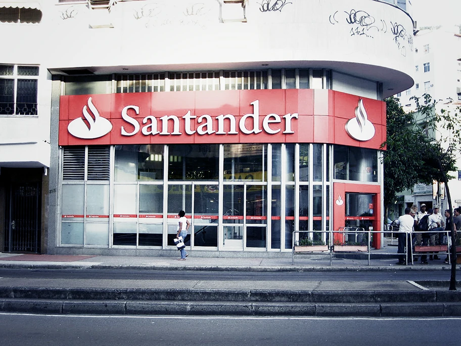 Die spanischen Banken Santander und Caixa sind im Laufe dieses Jahres in Portugal auf Einkaufstour gegangen und haben verschiedene kleinere Pleitebanken um einen symbolischen Preis gekauft.