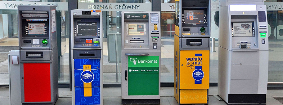 Bankautomaten am Hauptbahnhof von Poznań, Polen.