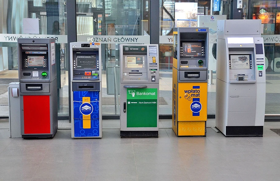 Bankautomaten am Hauptbahnhof von Poznań, Polen.