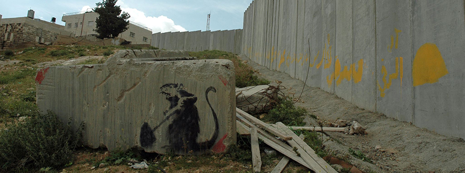 Graffiti von Banksy in der Nähe der Al Quds Universität in Jerusalem.
