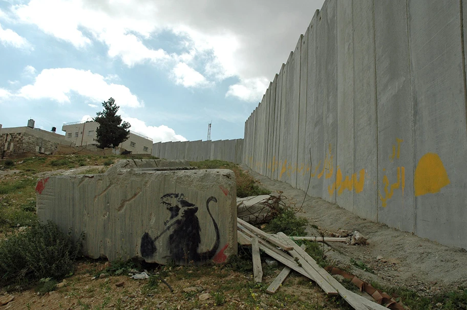 Graffiti von Banksy in der Nähe der Al Quds Universität in Jerusalem.