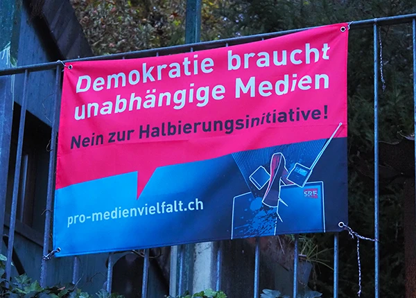 Banner zur Volksabstimmung «200 Franken sind genug! (SRG-Initiative)» («Halbierungsinitiative»)