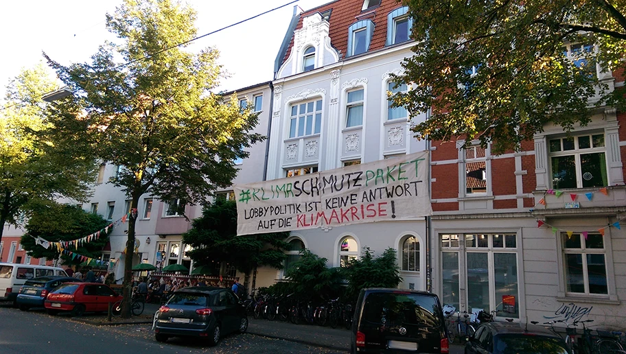 Internationalistische Bewegungen? Klimakrise, Arbeiter*innenklasse und Produktionsmittel