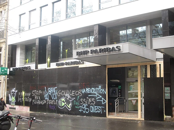 Filiale der französischen Bank BNP Parisbas nach den Ausschreitungen vom Samstag 1. Dezember 2018 durch die Gilets Jaunes-Bewegung.
