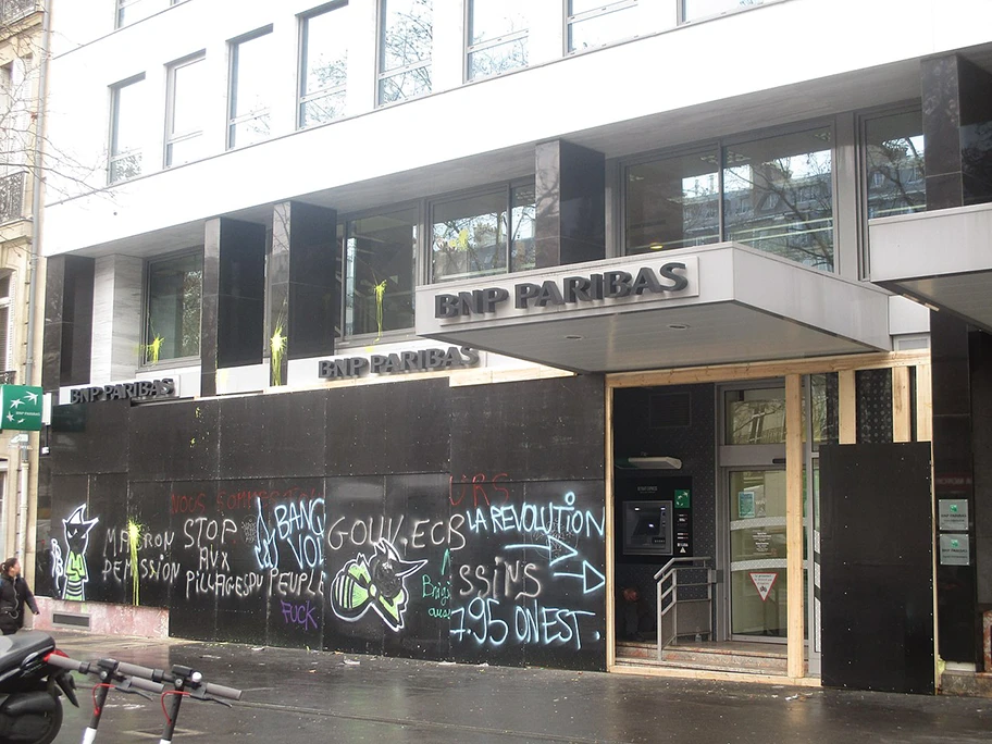 Filiale der französischen Bank BNP Parisbas nach den Ausschreitungen vom Samstag 1. Dezember 2018 durch die Gilets Jaunes-Bewegung.