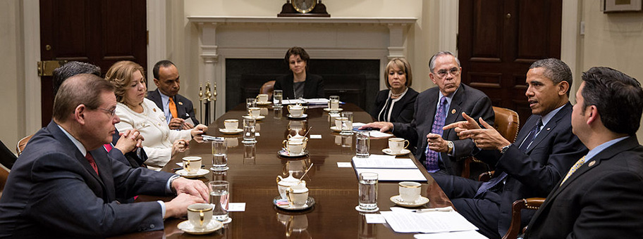 Barack Obama bei Gesprächen über Immigration an einem Treffen mit Mitgliedern des Congressional Hispanic Caucus im Roosevelt Room des weissen Hauses.