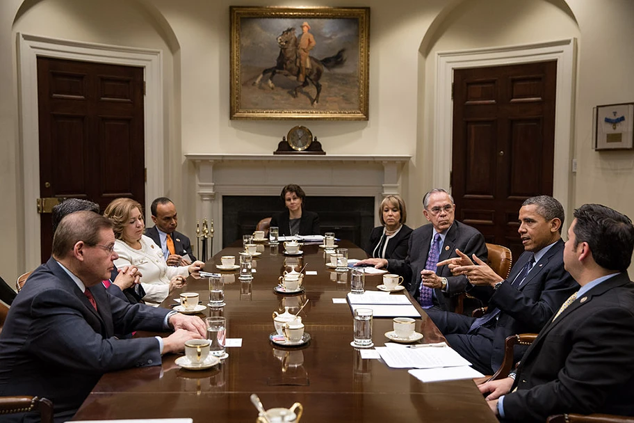 Barack Obama bei Gesprächen über Immigration an einem Treffen mit Mitgliedern des Congressional Hispanic Caucus im Roosevelt Room des weissen Hauses.