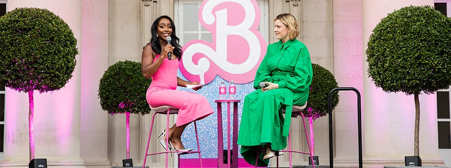 Barbie-Regisseurin Greta Gerwig (rechts) bei einem Interview in London, Juli 2023.