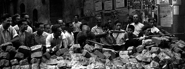 Barrikaden in Barcelona nach dem Aufstand der Nationalisten, Sommer 1936.