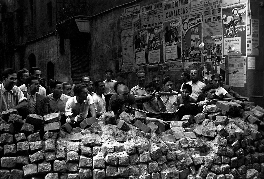 Barrikaden in Barcelona nach dem Aufstand der Nationalisten, Sommer 1936.