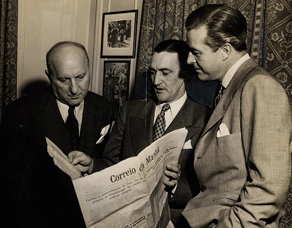 Der britische Schauspieler Ray Milland (rechts im Bild) spielt in dem Film die Rolle des ehemaligen Tennis-Champions Tony Wendice.