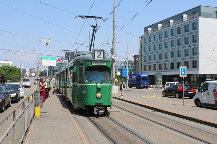 Die Güterstrasse in Basel, an welcher die Basler Kantonalbank eine ihrer zahlreichen Filialen betreibt.