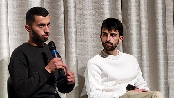 Der palästinensische Aktivist Basel Adra und der israelische Journalist Yuval Abraham diskutieren im Cinema Colosseum während der Berliner Filmfestspiele 2024 über ihren Film 