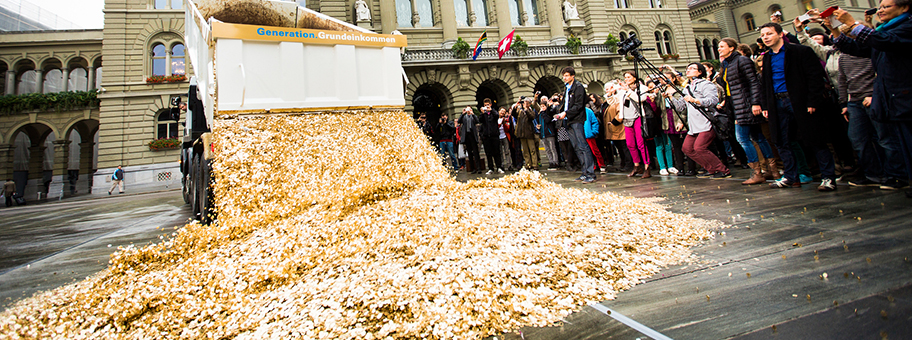 Ein Lastwagen kippt am 4. Oktober 2013 acht Millionen 5-Räppler auf den Bundesplatz in Bern: Symbol für das Grundeinkommen.