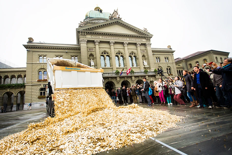 Ein Lastwagen kippt am 4. Oktober 2013 acht Millionen 5-Räppler auf den Bundesplatz in Bern: Symbol für das Grundeinkommen.