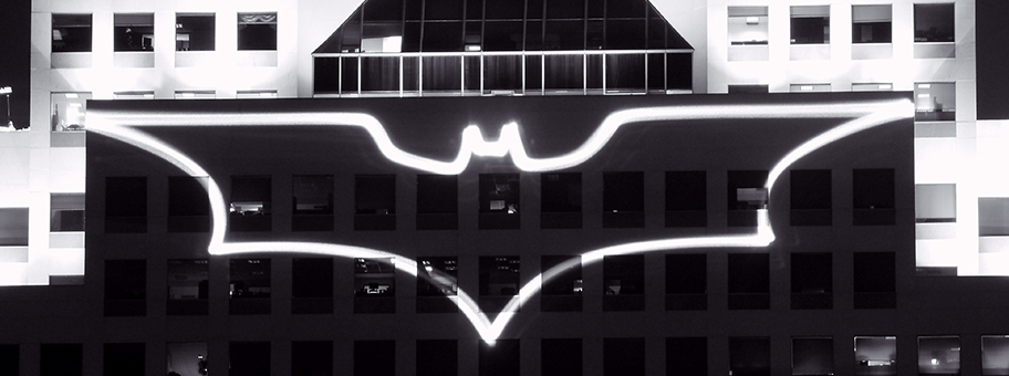Batman Logo-Projektion während der Filmaufnahmen zu „The dark night rises”.