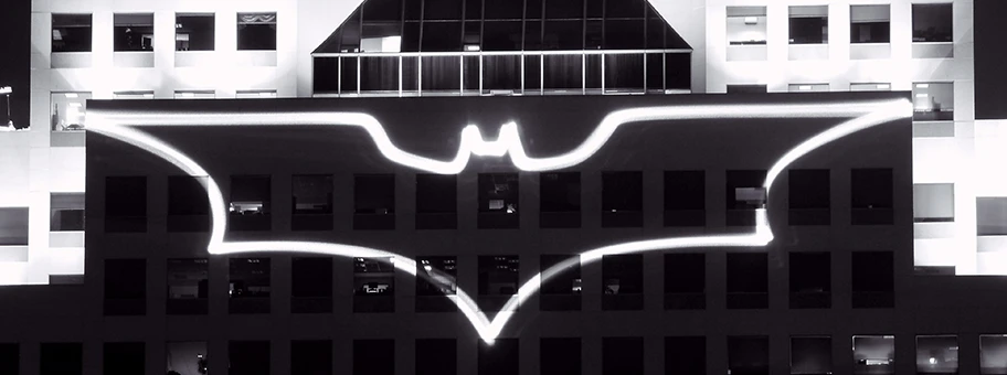 Batman Logo-Projektion während der Filmaufnahmen zu „The Dark Knight Rises”.