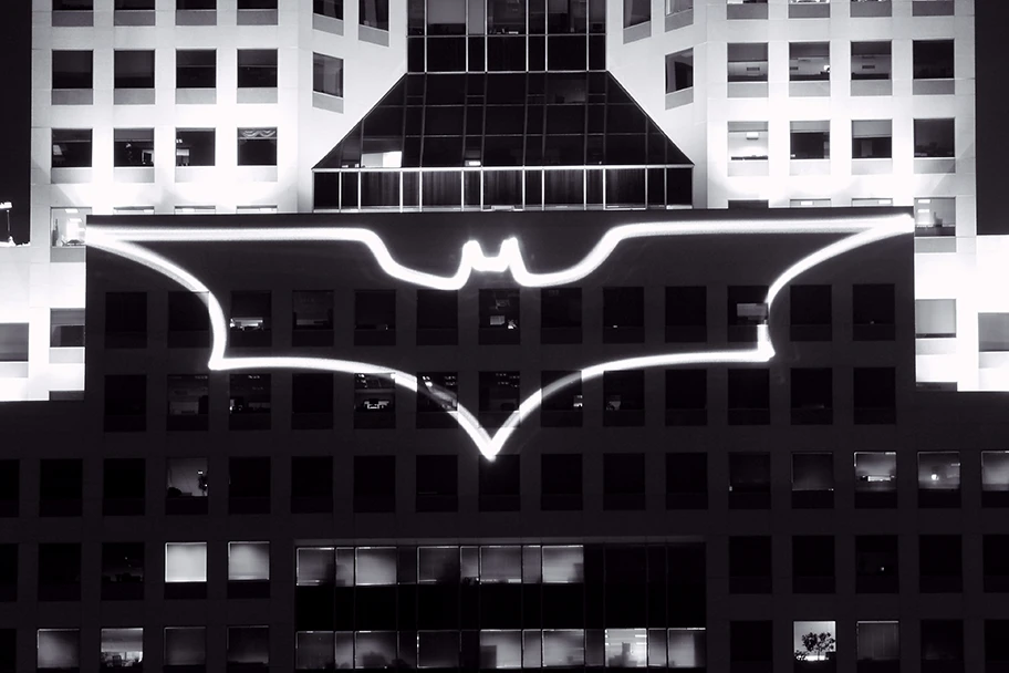 Batman Logo-Projektion während der Filmaufnahmen zu „The Dark Knight Rises”.