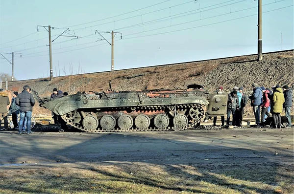 Zerstörter Panzer nach dem Kampf um Konotop, 25. Februar 2022.