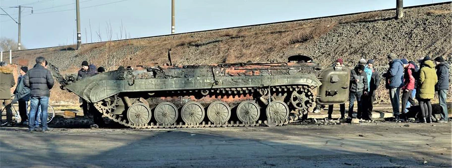 Zerstörter Panzer nach dem Kampf um Konotop, 25. Februar 2022.