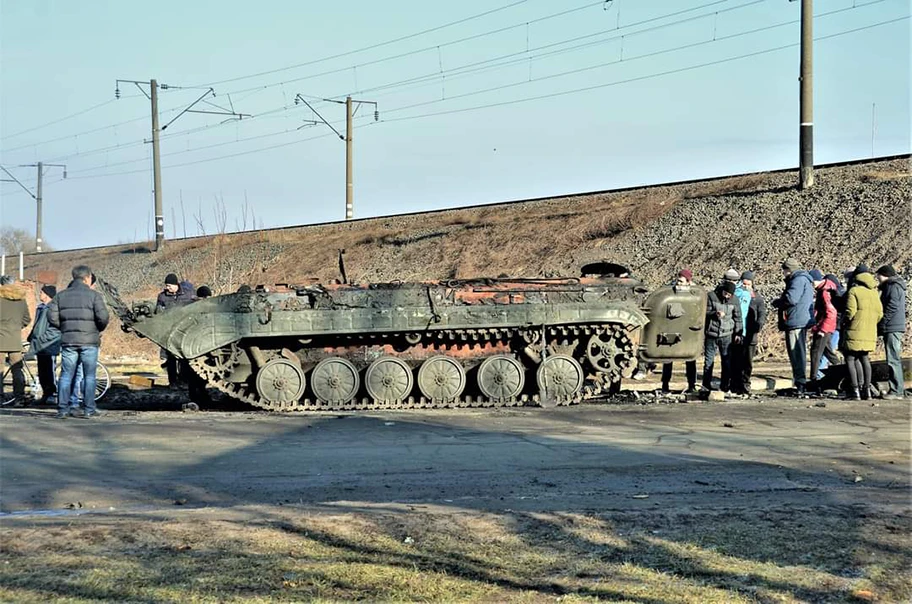 Zerstörter Panzer nach dem Kampf um Konotop, 25. Februar 2022.