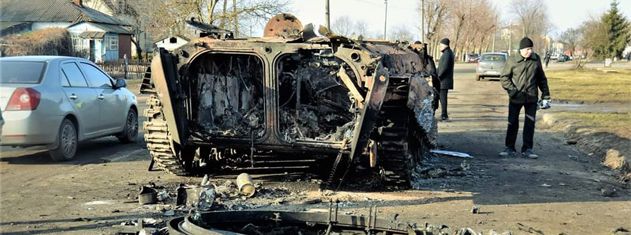 Zerstörter Panzer nach dem Kampf um Konotop, 25. Februar 2022.