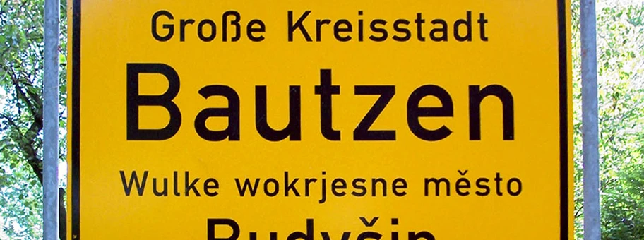 Zweisprachiges, deutsch-sorbisches Ortseingangsschild der Stadt Bautzen.