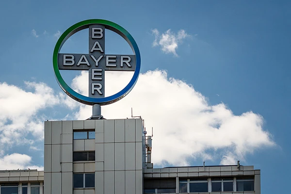 Bayer-Werbung auf dem DOB-Hochhaus.