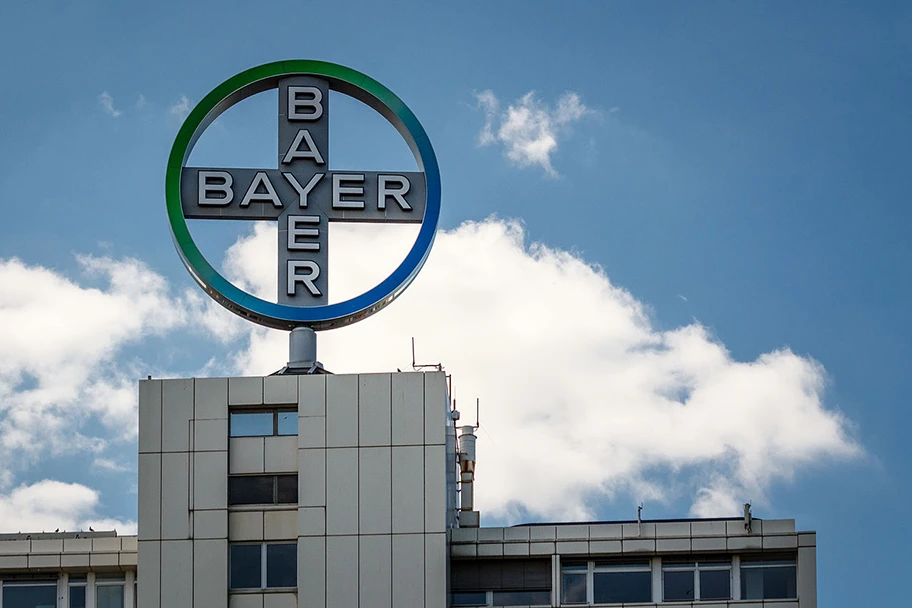 Bayer-Werbung auf dem DOB-Hochhaus.