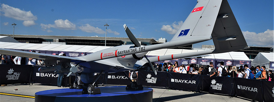 Eine Kampf- und Aufklärungsdrohne vom Typ Bayraktar TB2 am Istanbuler Flughafen Atatürk, September 2021.