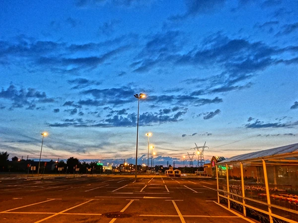 Parkplatz vor einem Supermarkt in Bydgoszcz, Polen.