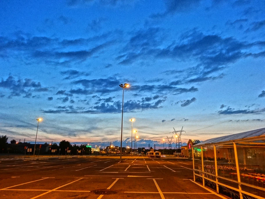 Parkplatz vor einem Supermarkt in Bydgoszcz, Polen.