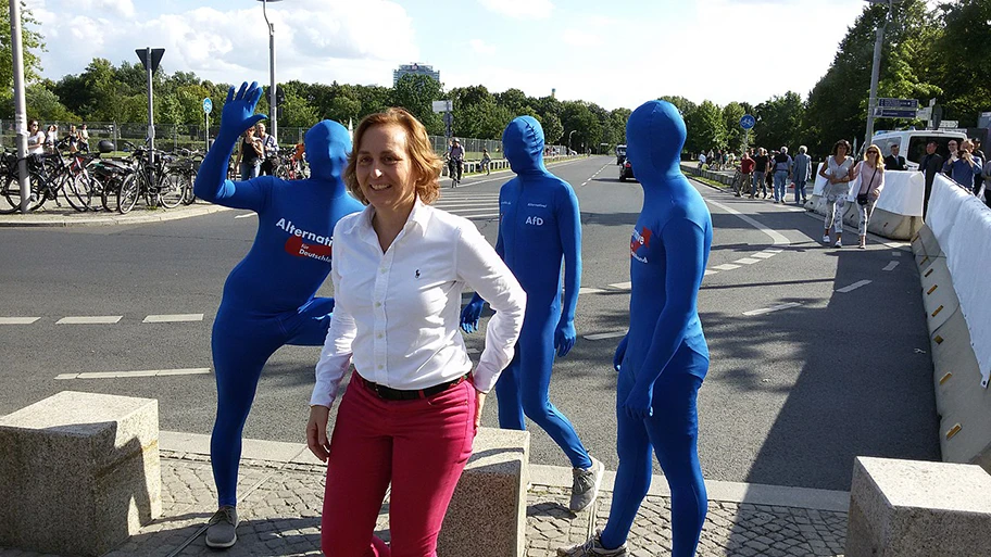 Tag der offenen Tür im Bundeskanzleramt (Berlin) am 26. & 27. August 2017. Beatrix von Storch (AfD) nützt den Rummel für ihren eigenen Wahlkampf.