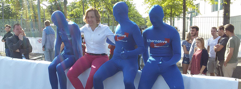 Tag der offenen Tür im Bundeskanzleramt (Berlin) am 26. & 27. August 2017. Beatrix von Storch (AFD) nützt den Rummel für ihren eigenen Wahlkampf.