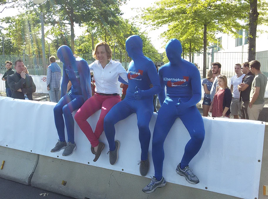 Tag der offenen Tür im Bundeskanzleramt (Berlin) am 26. & 27. August 2017. Beatrix von Storch (AFD) nützt den Rummel für ihren eigenen Wahlkampf.