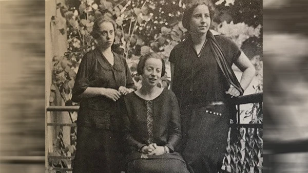 Eva und Clara Beerwald mit Hannah Arendt, ca. 1922.