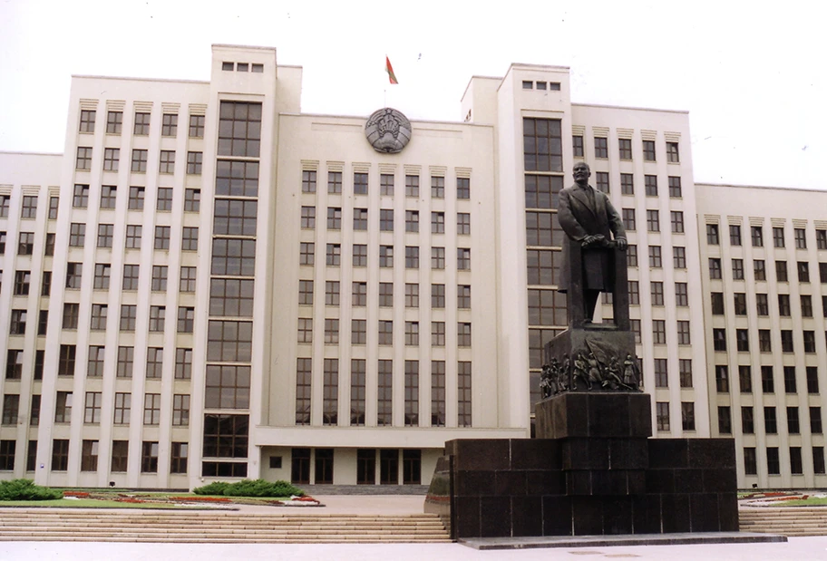 Regierungsgebäude mit Lenin-Statue in Minsk, Weissrussland.