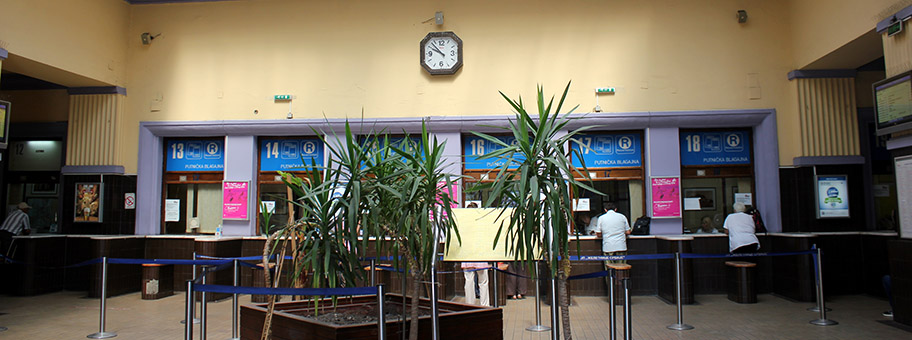 Schalterhalle auf dem Hauptbahnhof Belgrad, Serbien.