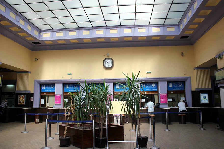 Schalterhalle auf dem Hauptbahnhof Belgrad, Serbien.