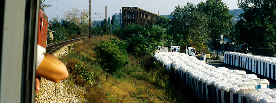 Zwischen Novi Beograd und dem alten Hauptbahnhof Beograd am Savski, der Zug durchfährt den Rechtsbogen vor der alten Belgrader Savebrücke.