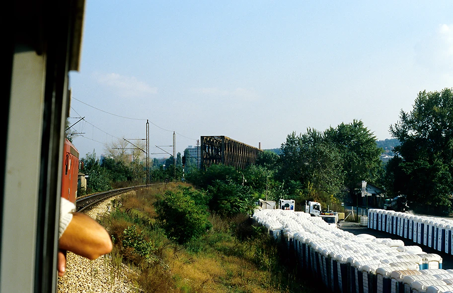 Zwischen Novi Beograd und dem alten Hauptbahnhof Beograd am Savski, der Zug durchfährt den Rechtsbogen vor der alten Belgrader Savebrücke.