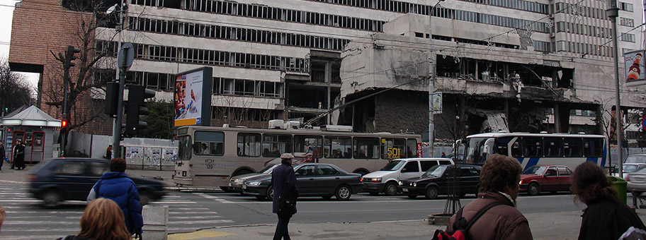 Schäden an einem Gebäude in der Innenstadt von Belgrad nach einem NATO-Bombardment 1999.
