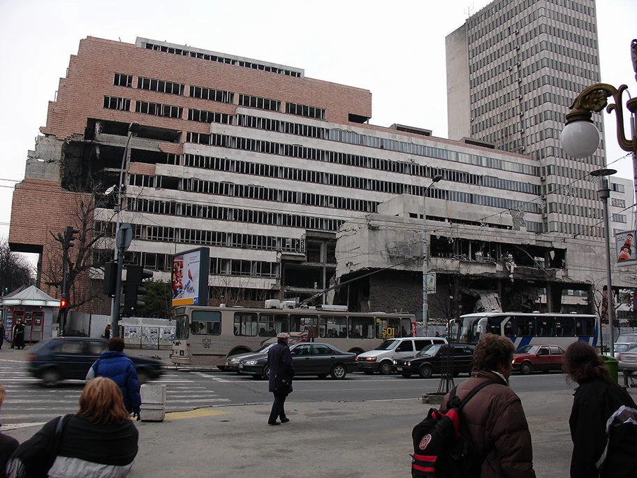 Schäden an einem Gebäude in der Innenstadt von Belgrad nach einem NATO-Bombardment 1999.