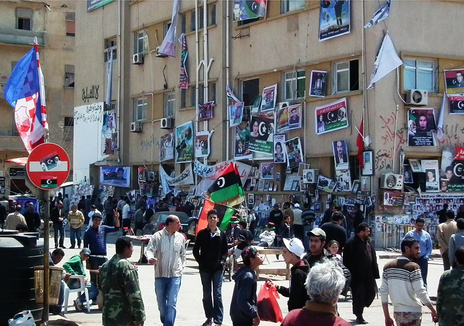 Der Gerichtsplatz in Bengasi, einer libyschen Hafenstadt im Nordosten, diente als zentraler Versammlungs- und Kundgebungsort. Die Wände sind mit Fotos Gefallener behängt, an denen ständig Trauernde vorbeiziehen – April 2011.