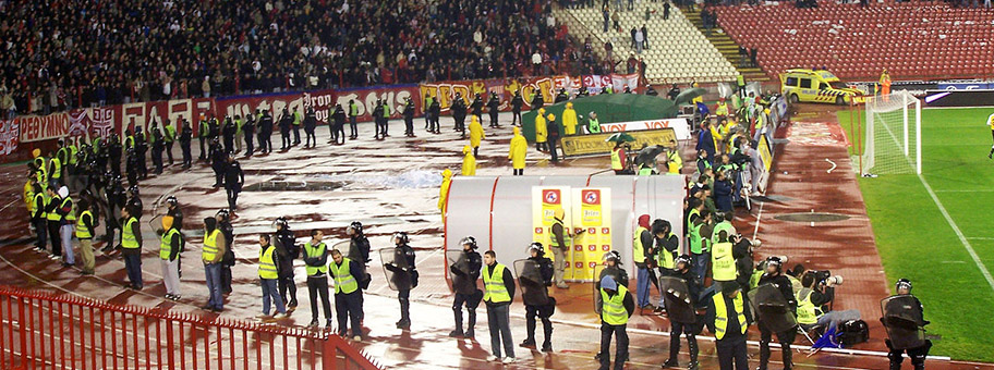 Polizeiaufgebot während eines Fussballmatches zwischen FK Crvena Zvezda und FK Partizan in Belgrad, November 2009.