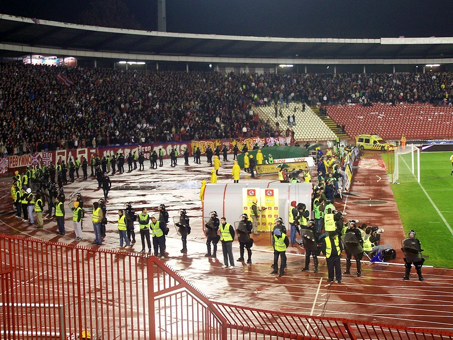 Polizeiaufgebot während eines Fussballmatches zwischen FK Crvena Zvezda und FK Partizan in Belgrad, November 2009.