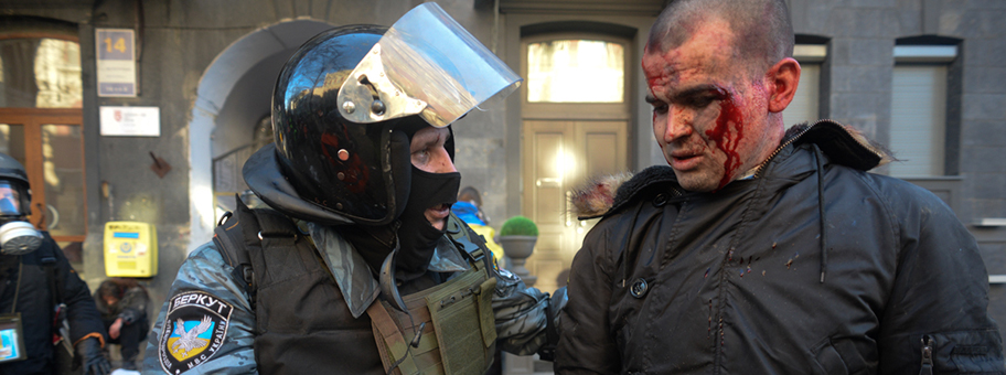 Offizier einer Berkut-Einheit im Gespräch mit einem ukrainischen Demonstranten, 18.