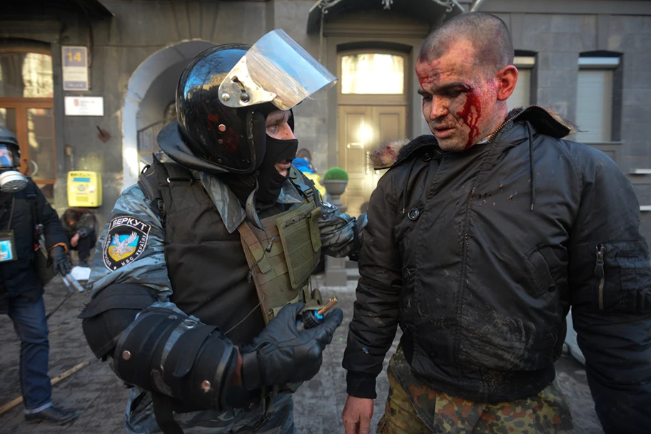 Offizier einer Berkut-Einheit im Gespräch mit einem ukrainischen Demonstranten, 18. Februar 2014.