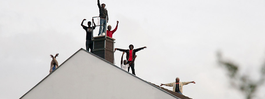 Flüchtlinge auf dem Dach vom Hostel Georghof in der Gürtelstrasse 39 in Berlin-Friedrichshain.