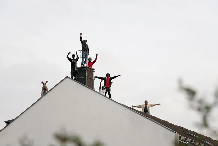 Flüchtlinge auf dem Dach vom Hostel Georghof in der Gürtelstrasse 39 in Berlin-Friedrichshain.